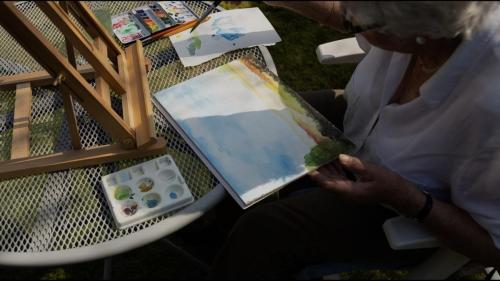 De maker van kunst aan het werk in de tuin